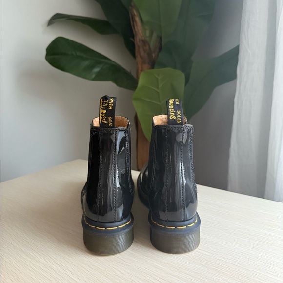 Dr. Martens Black Patent Leather Chelsea Boots Sz 5 – Classic Punk Streetwear - Picture 2 of 6